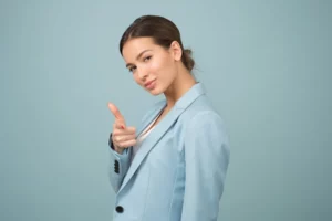 Le manager doit travailler sa confiance en soi pour pouvoir guider l'équipe, s'exprimer correctement et être persuasif ou persuasive dans son leadership. Ici, une manageuse nous montre qu'elle est à l'aise dans son rôle.